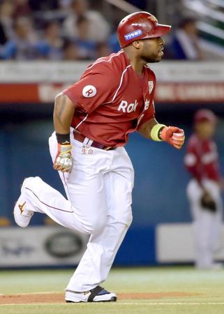 　１回、先制打を放ち一塁へ向かうウィーラー