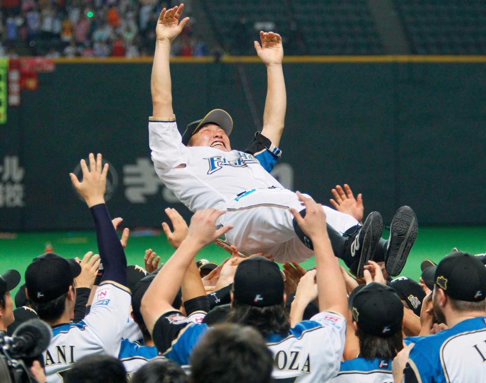 　試合後の引退セレモニーで、ナインから胴上げされる中嶋