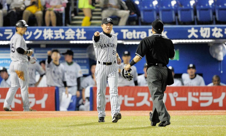 　２回、梅野の併殺にベンチを飛び出し抗議する和田監督