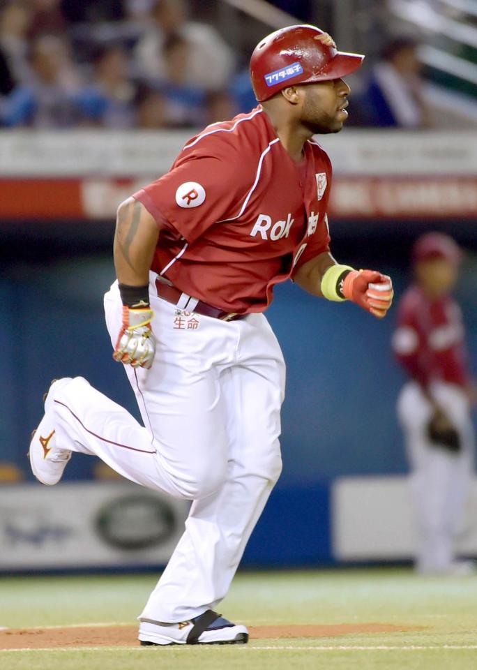 　１回、先制打を放ち一塁へ向かうウィーラー