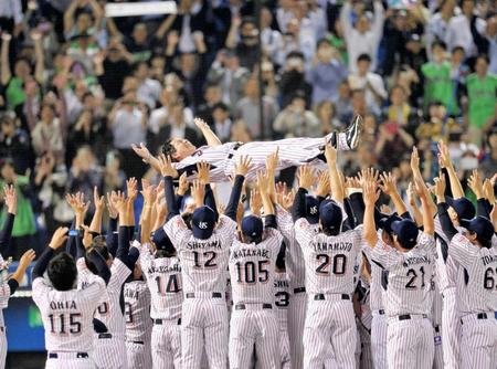 ナインらの胴上げで宙を舞う真中監督　