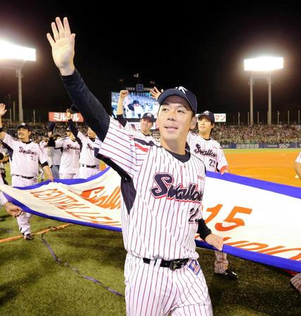 　優勝ペナントを手に場内を一周する小川（撮影・棚橋慶太）