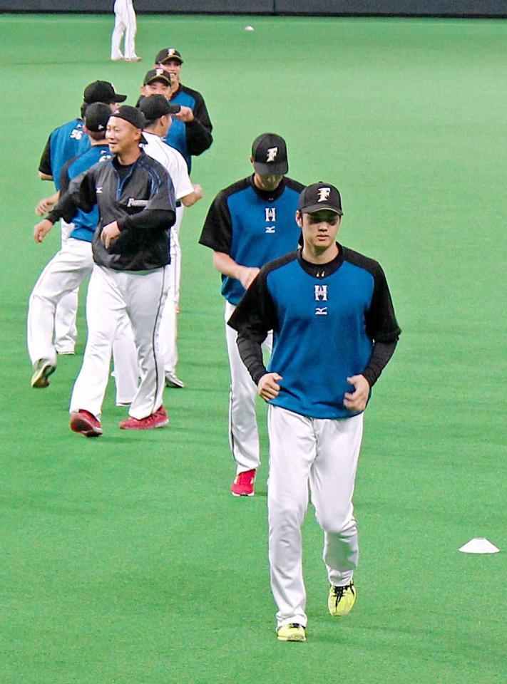 全体練習に参加した大谷（右）