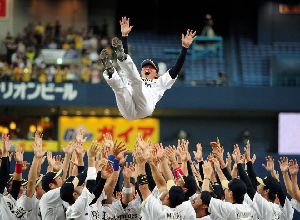 ナインの手によって高々と宙を舞うオリックス・谷佳知＝京セラ（撮影・保田叔久）