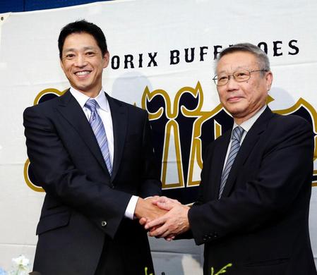 就任会見で瀬戸山本部長（右）と笑顔で握手をかわすオリックス・田口壮２軍監督＝京セラドーム（撮影・飯室逸平）