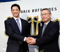 就任会見で瀬戸山本部長（右）と笑顔で握手をかわすオリックス・田口壮２軍監督＝京セラドーム（撮影・飯室逸平）