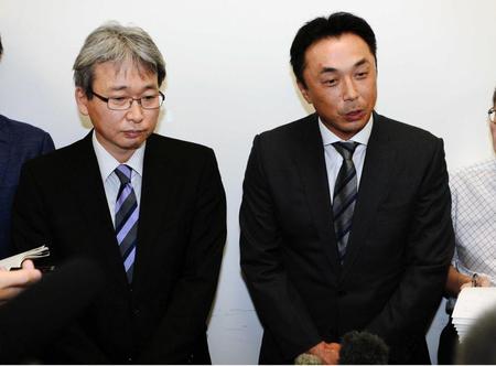 　記者の質問に応じる調査委員の大鶴弁護士（左）と宮本氏