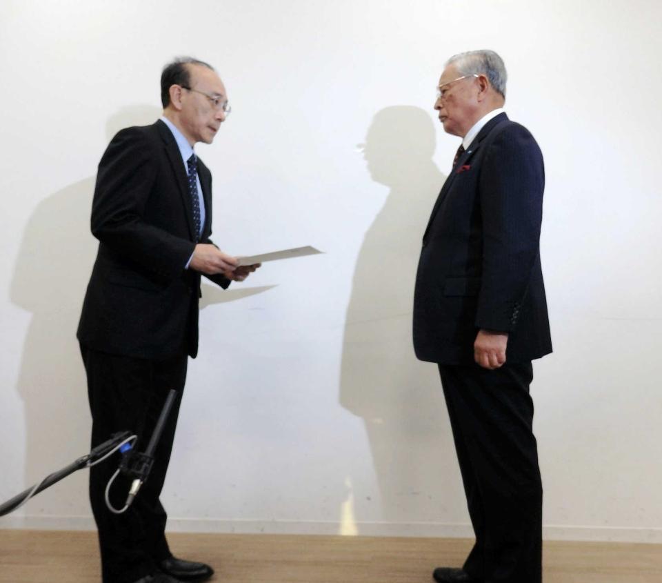 　山岸均球団取締役連盟担当（左）は熊崎勝彦コミッショナーに告発書を提出