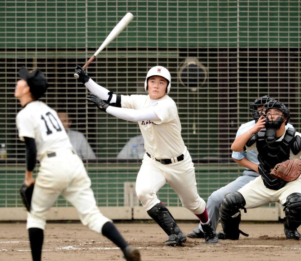 　３回、同点２ランを放つ早実・清宮（撮影・開出牧）