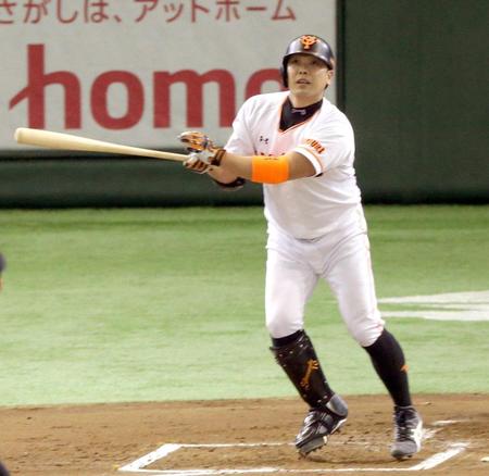 １回１死一、三塁、先制犠飛を放つ巨人・阿部慎之助＝東京ドーム（撮影・田中太一）