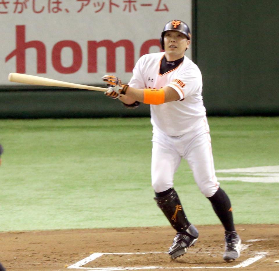 １回１死一、三塁、先制犠飛を放つ巨人・阿部慎之助＝東京ドーム（撮影・田中太一）