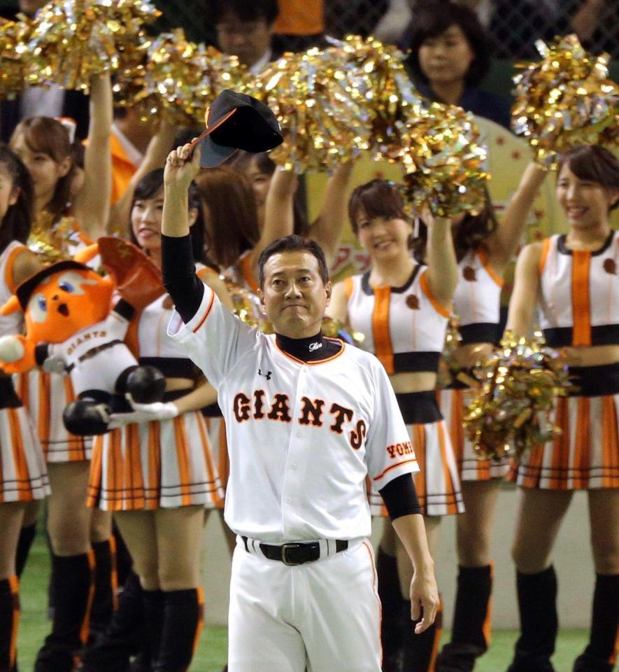 ファイナルステージへコマを進め、スタンドの声援に応える巨人・原監督＝東京ドーム（撮影・田中太一）