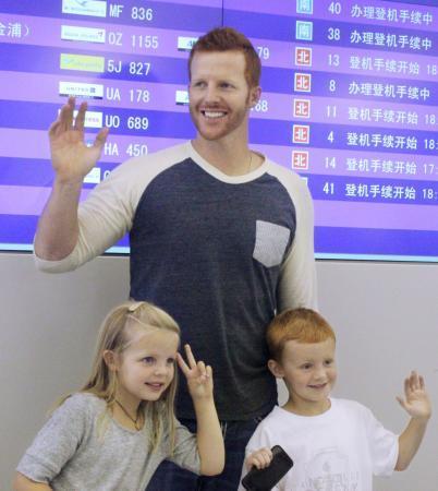 　米国への帰国を前に、子どもたちとポーズをとる阪神のマートン＝１３日、関西空港
