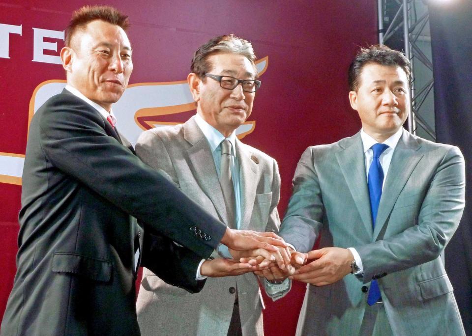 　就任記者会見を終え、星野球団副会長（中央）とポーズをとる池山コーチ（左）と与田コーチ