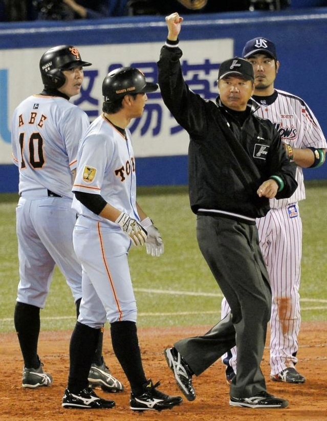 ７回巨人１死一塁、打者走者の長野が一走阿部（左）を追い越しアウトになる＝神宮球場（撮影・堀内翔）