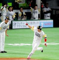 ６回、内川は勝ち越し２点適時二塁打を放つ（撮影・吉澤敬太）