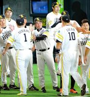 日本シリーズ進出に王手をかけ、内川聖一（背番号１）、李大浩（背番号１０）らナインを笑顔で迎えるソフトバンク・工藤公康監督（中央）＝ヤフオクドーム（撮影・吉澤敬太）