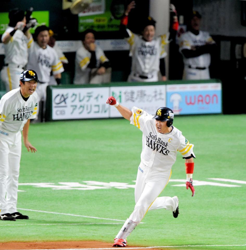 ６回、内川は勝ち越し２点適時二塁打を放つ（撮影・吉澤敬太）