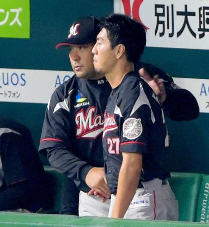 　６回、内川に勝ち越し２点適時打を打たれ降板するも、健闘した古谷（右）をねぎらう伊東監督