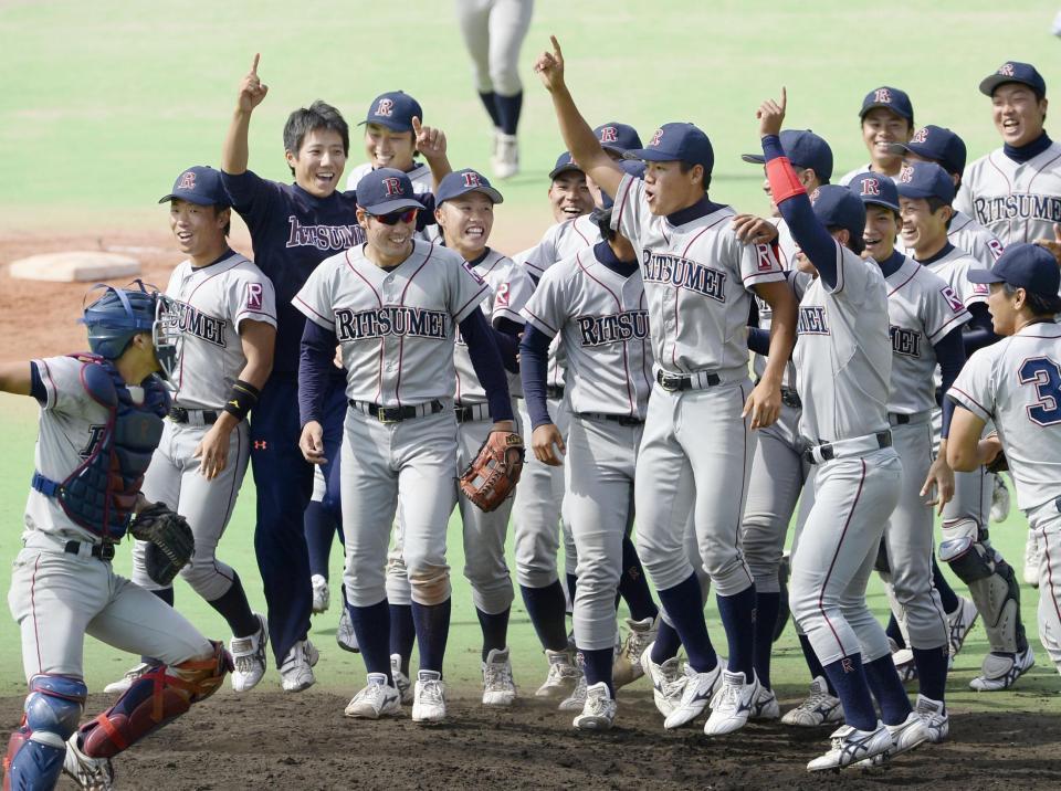 　関西学生野球リーグで２季連続優勝を果たし、喜ぶ立命大ナイン＝大阪市南港中央