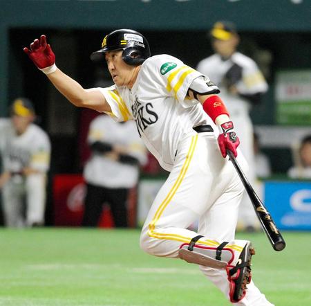 　３回、先制タイムリーを放つ内川