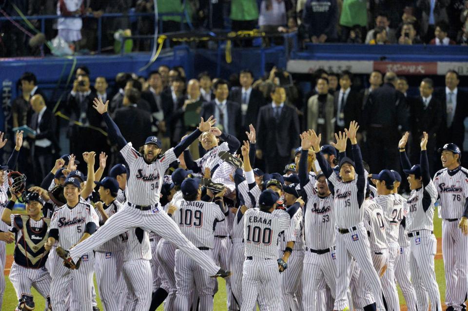 日本シリーズ出場が決定し胴上げされるヤクルト・真中監督＝神宮球場（撮影・堀内翔）