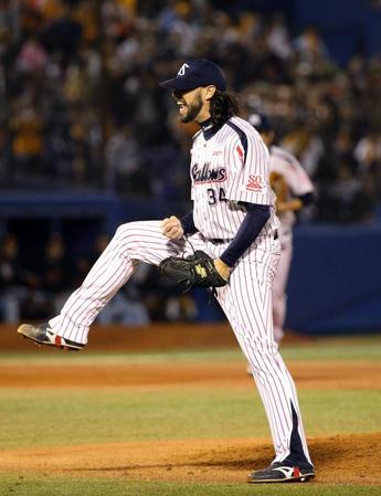 　９回、高橋由を空振り三振に仕留めゲームセット。日本シリーズ進出を決め雄たけびを上げるバーネット