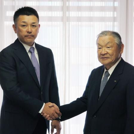 　中日の白井文吾オーナー（右）にシーズンの報告に訪れた谷繁監督＝１９日午後、名古屋市