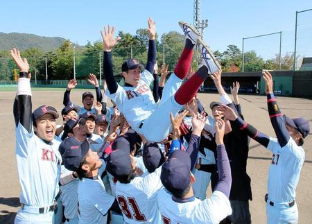 　２季連続優勝し、近大工・辻駒祐太はナインに胴上げされる（撮影・北村雅宏）