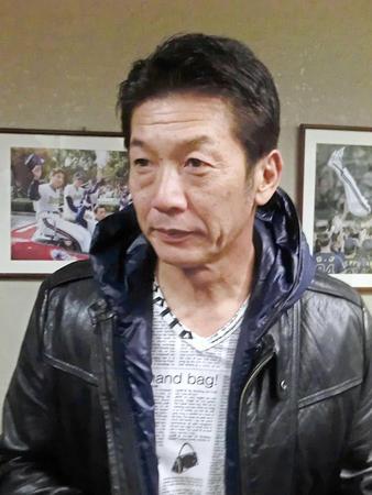 　球場を訪れた高橋打撃コーチ