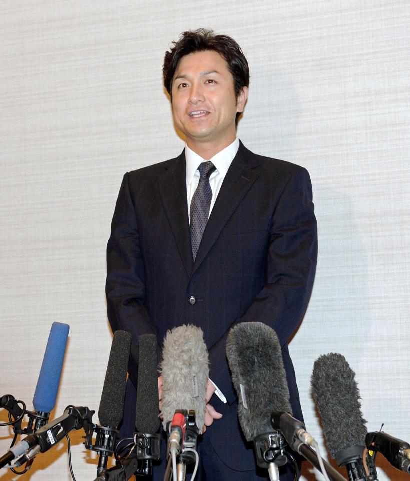 　笑顔で心境を語る高橋由（撮影・開出牧）