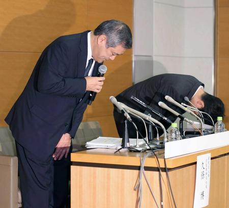 　新たな２選手の野球賭博への関与について頭を下げて陳謝する久保博球団社長（左）ら
