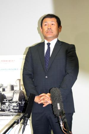 　後藤オーナーにシーズン終了の報告を終え、報道陣に対応する西武・田辺監督