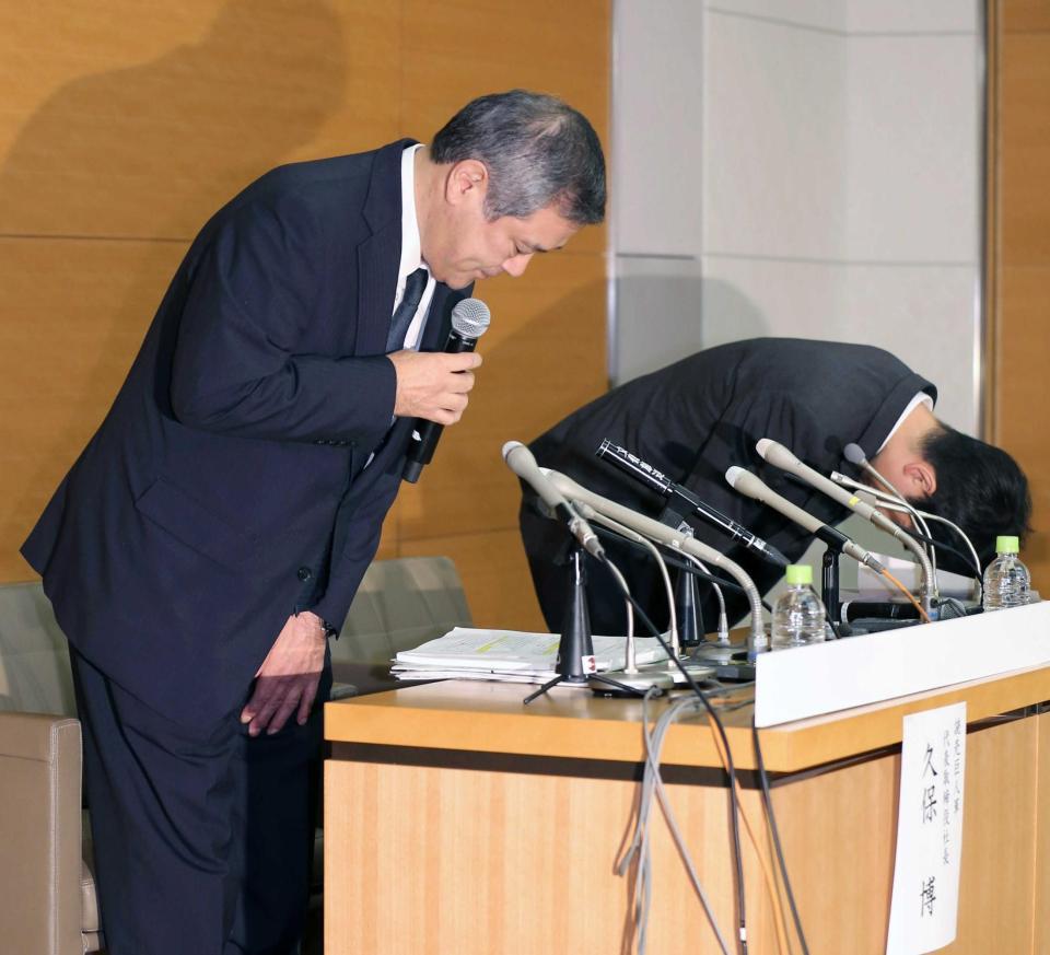 　新たな２選手の野球賭博への関与について頭を下げて陳謝する久保博球団社長（左）ら