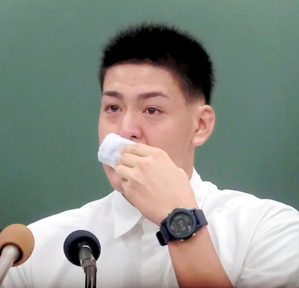 プロ野球選手になるという夢がかない、感極まって涙する与那原