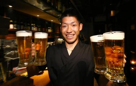 　オリックスから８位指名を受け、ビールジョッキを手に笑顔を見せるジェイプロジェクトの角屋＝名古屋市・ごはんＤＩＮＩＮＧほっこり栄本店