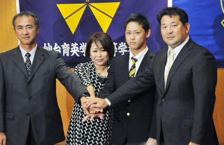 　指名あいさつに訪れたロッテの伊東監督（右端）と記念撮影する仙台育英高の平沢大河内野手（右から２人目）。左は父政幸さん、母恵さん＝23日、宮城県多賀城市