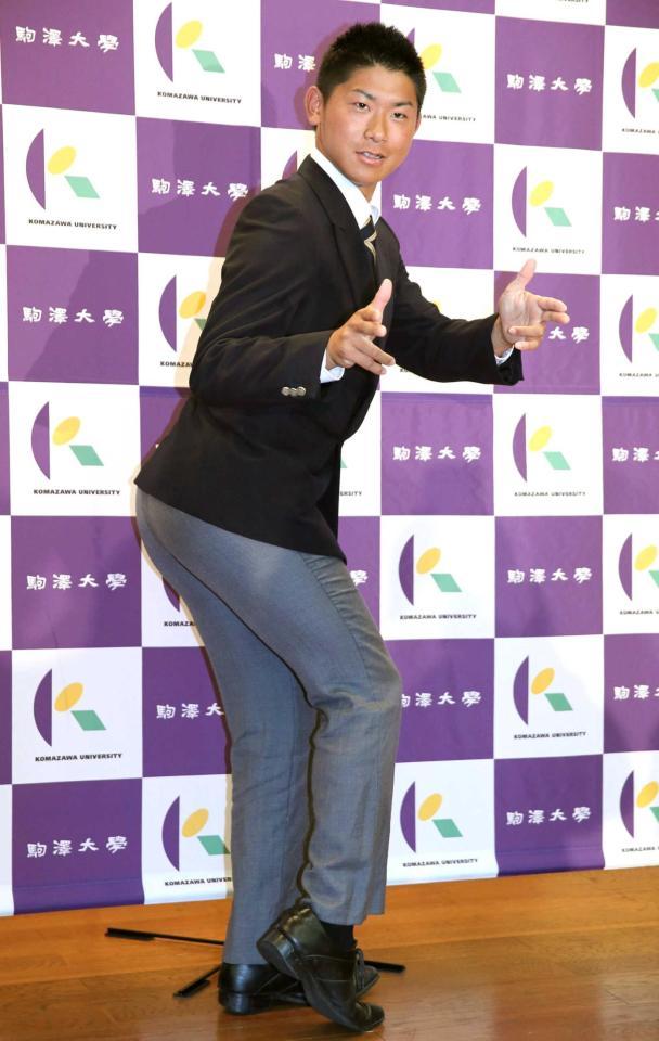 　ＤｅＮＡから１位指名され「ゲッツ」のポーズで喜びを表現する駒大・今永