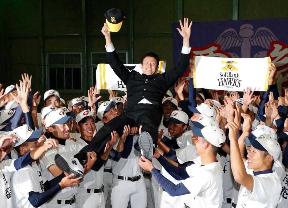 　ソフトバンクから１位指名を受け、歓喜の表情で宙を舞う高橋（撮影・飯室逸平）