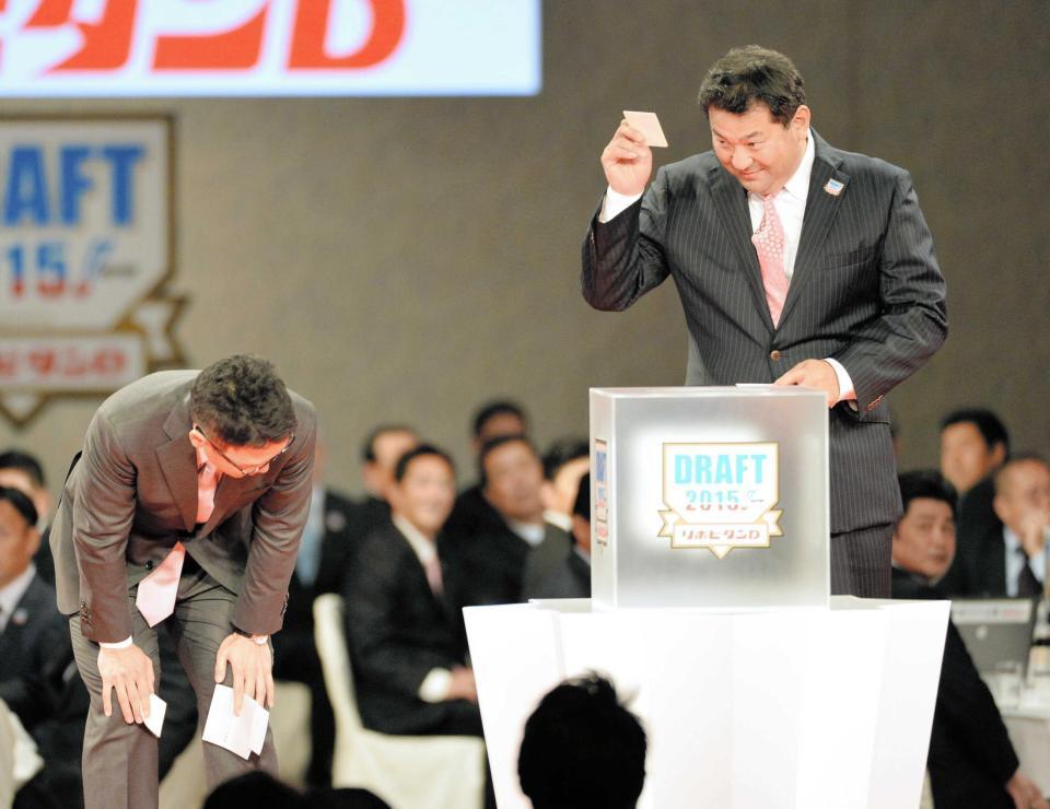 　仙台育英・平沢の交渉権を獲得し喜ぶロッテ・伊東監督（右）とがっくりの楽天・立花社長