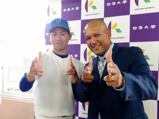 　今永（左）とポーズをとるラミレス監督