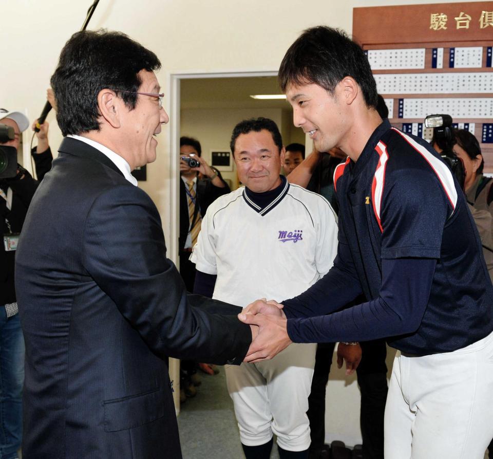 　栗山監督（左）から指名あいさつを受ける明大・上原。中央は善波監督（撮影・村中拓久）