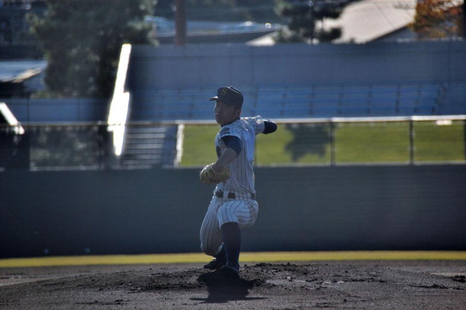 連投ながら７回無失点と好投した明石商・吉高＝皇子山球場