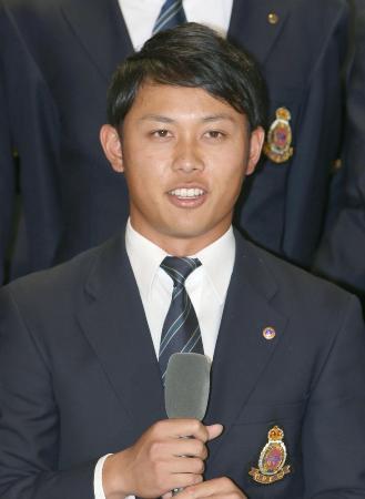 　２２日、阪神から１位指名され、記者会見する明大の高山俊外野手