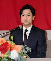 笑顔で就任会見する巨人・高橋由伸新監督＝東京・大手町のパレスホテル（撮影・西岡正）