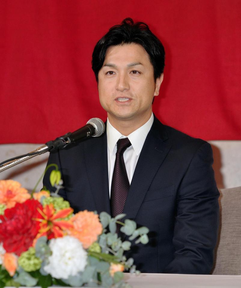 笑顔で就任会見する巨人・高橋由伸新監督＝東京・大手町のパレスホテル（撮影・西岡正）