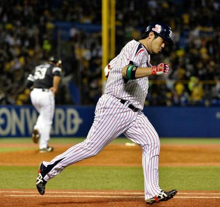 ８回、左越えにソロを放ちガッツポーズをする畠山