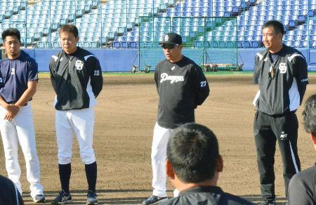 　練習前にあいさつする中日・谷繁監督（左から３人目）＝２８日、ナゴヤ球場