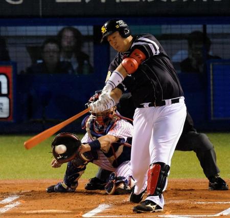 １回、李大浩は左前に先制適時打を放つ＝神宮球場