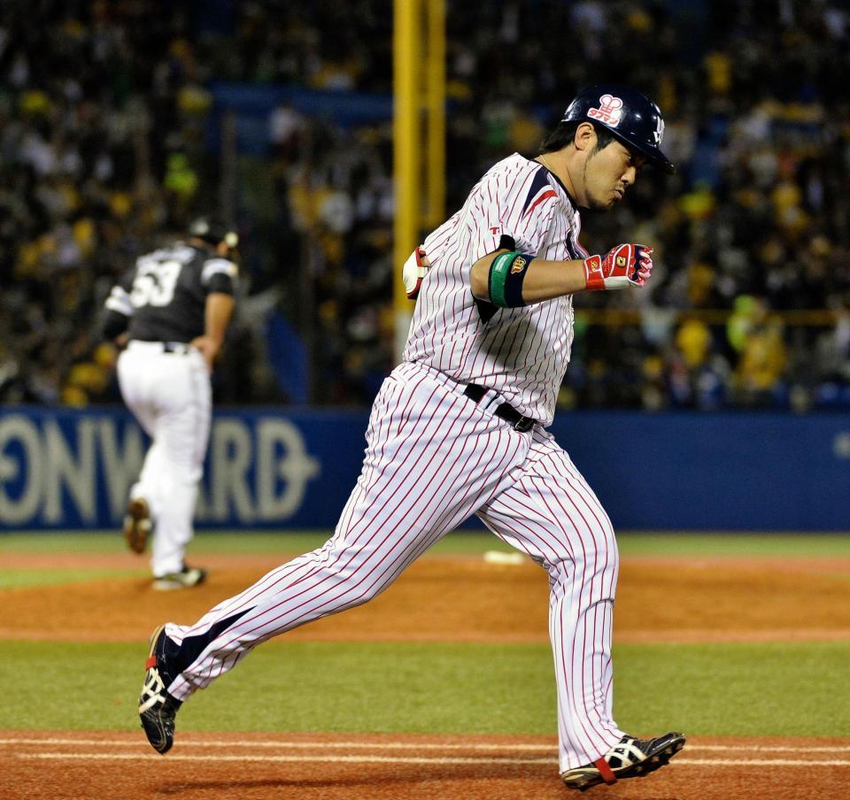 ８回、左越えにソロを放ちガッツポーズをする畠山